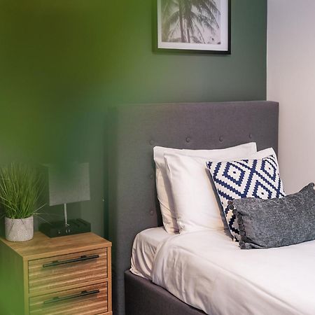 Glevum Lodge - 2 Bedroom Town Centre Apartment Cirencester Extérieur photo